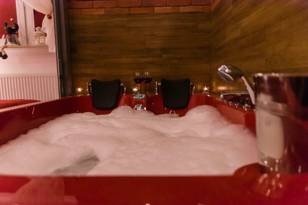 Jacuzzi Apartment Red クラクフ エクステリア 写真