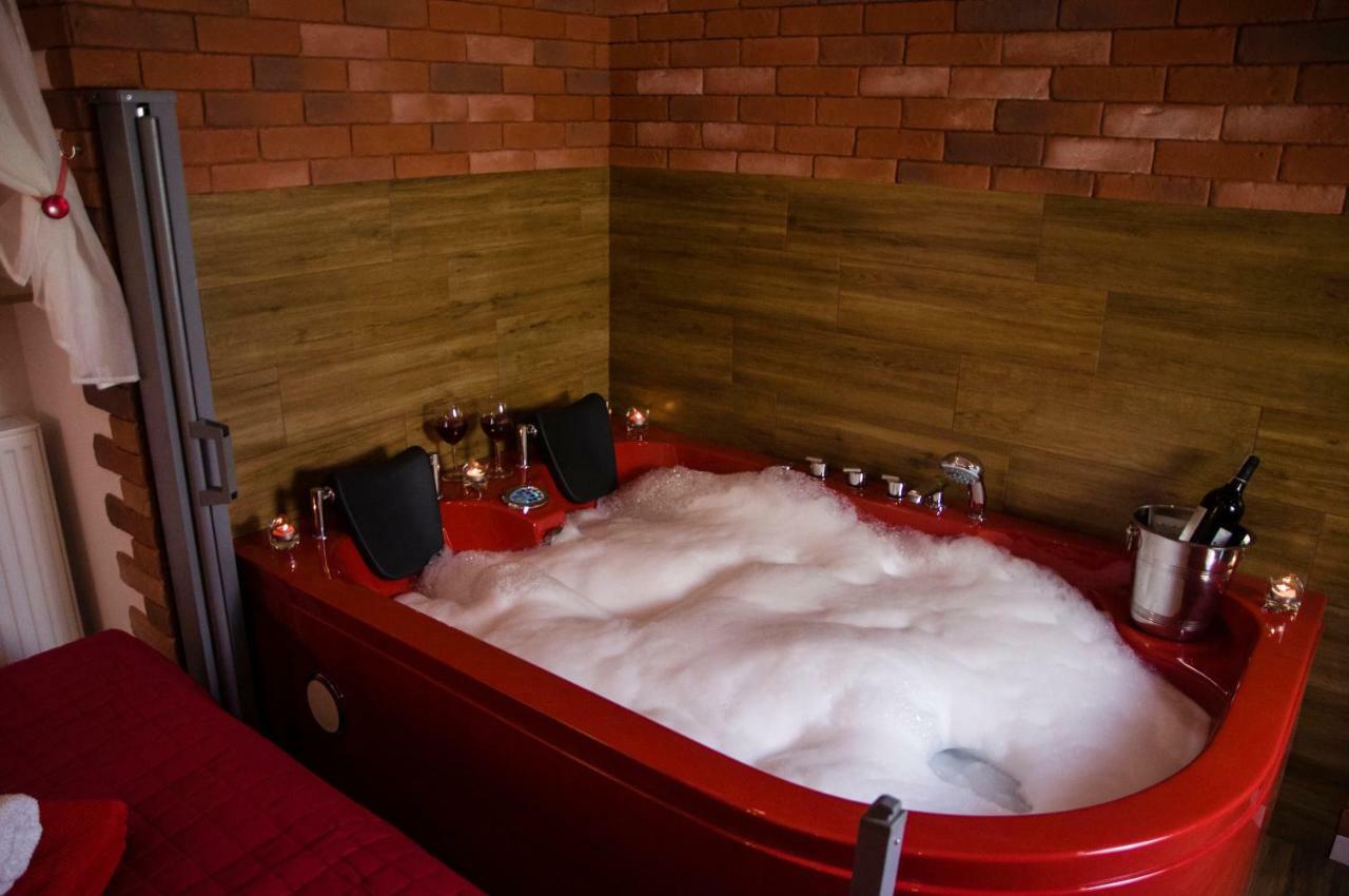 Jacuzzi Apartment Red クラクフ エクステリア 写真
