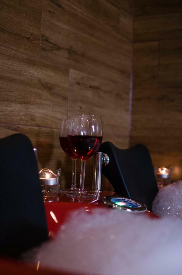 Jacuzzi Apartment Red クラクフ エクステリア 写真